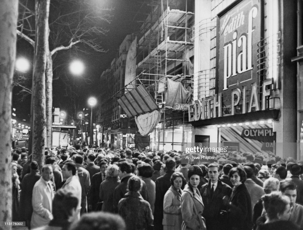 Multitudes fuera del teatro Olympia en París, Francia, esperando ver a la cantante francesa Edith Piaf a finales de la década de 1950.